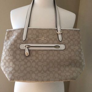Coach shoulder tote beige.